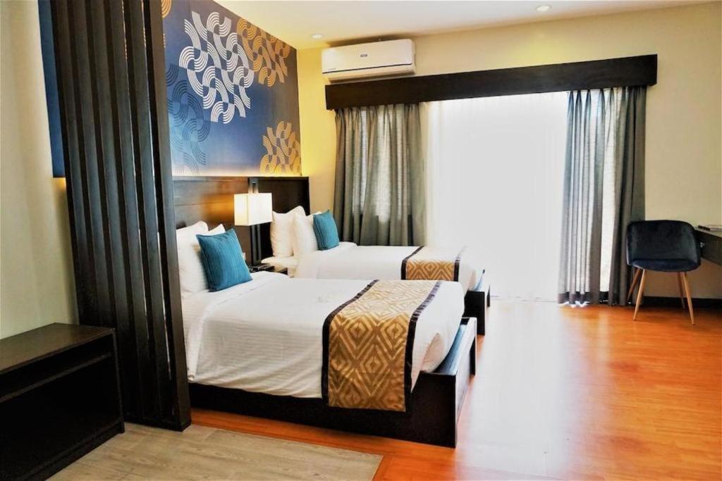 Whitewoods Convention And Leisure Hotel Silang Esterno foto