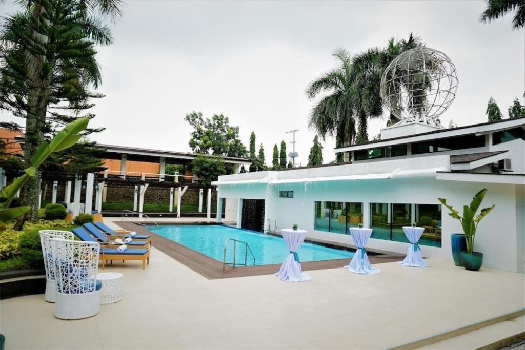 Whitewoods Convention And Leisure Hotel Silang Esterno foto