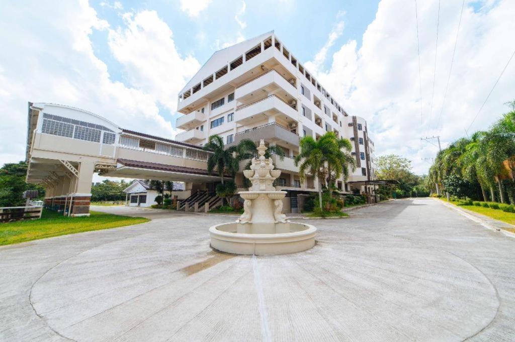 Whitewoods Convention And Leisure Hotel Silang Esterno foto