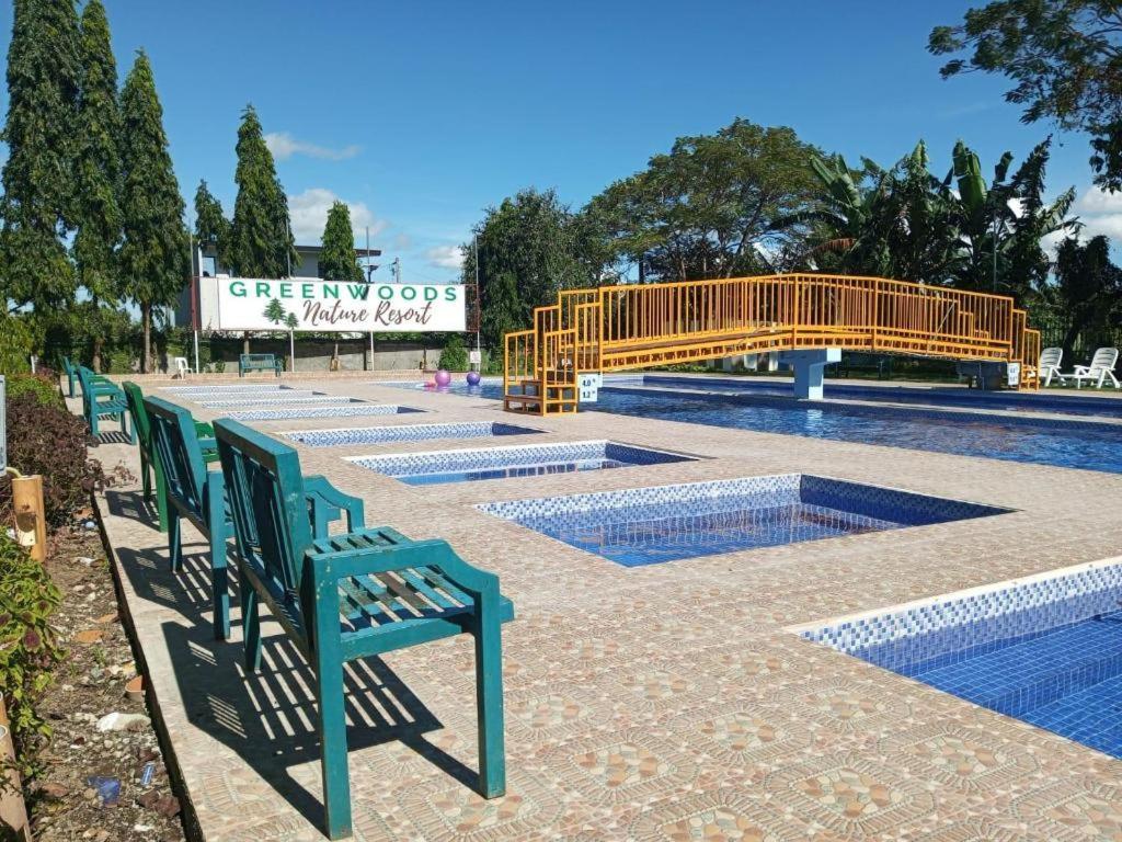 Whitewoods Convention And Leisure Hotel Silang Esterno foto