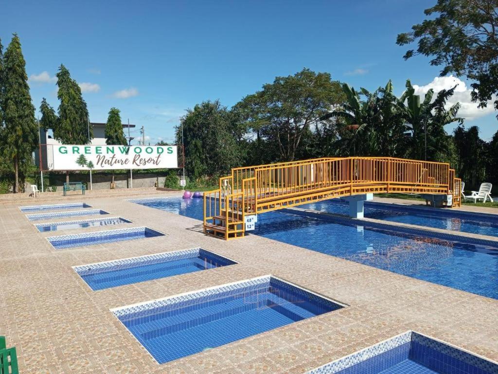 Whitewoods Convention And Leisure Hotel Silang Esterno foto